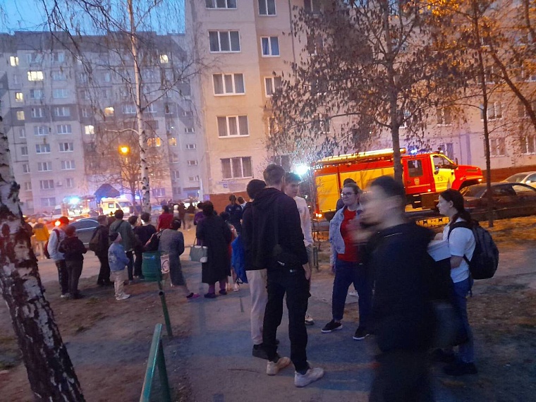 В Тюмени горит многоэтажка на Демьяна Бедного