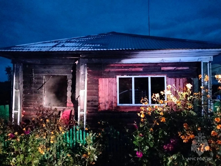 В Ялуторовском районе учительница спасла на пожаре четверых детей