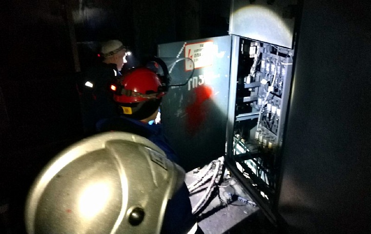 Из задымленных квартир пятиэтажного дома в Тюмени пожарные вывели трех человек