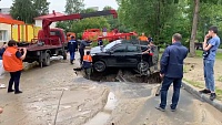 В Тюмени машина провалилась в дыру в асфальте на улице Широтной