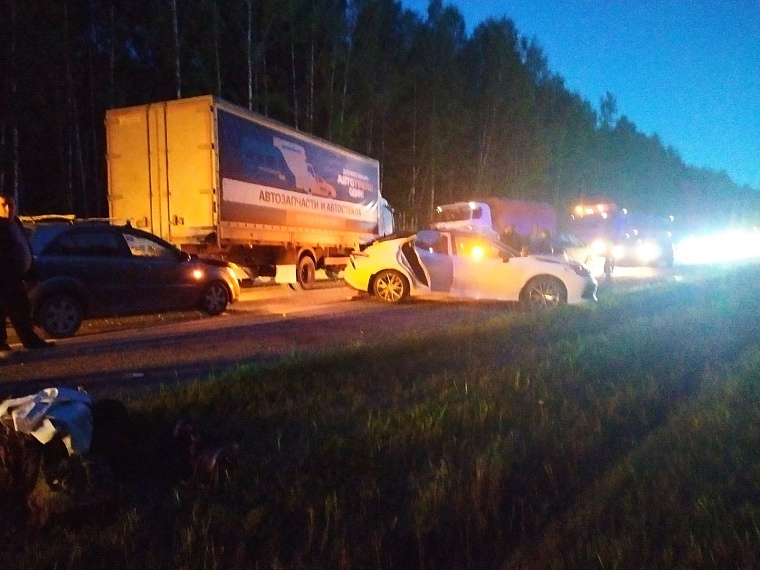 На трассе Тюмень - Ханты-Мансийск столкнулись пять автомобилетй