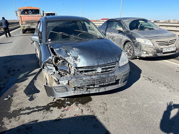В массовой аварии на объездной дороге в Тюмени пострадали трое детей