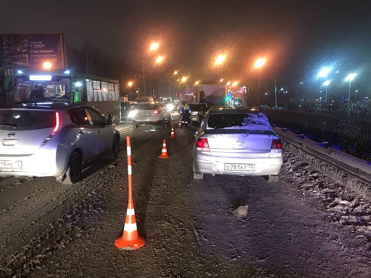 В Тюмени пьяный "бесправник" совершил массовое ДТП, на Щербакова огромная пробка