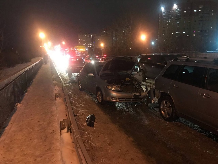 В Тюмени пьяный "бесправник" совершил массовое ДТП, на Щербакова огромная пробка