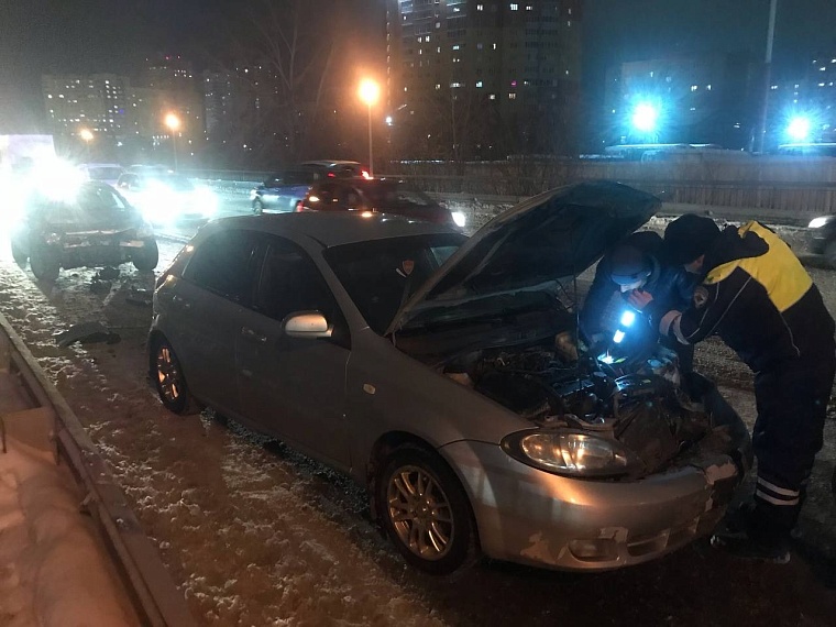 В Тюмени пьяный "бесправник" совершил массовое ДТП, на Щербакова огромная пробка