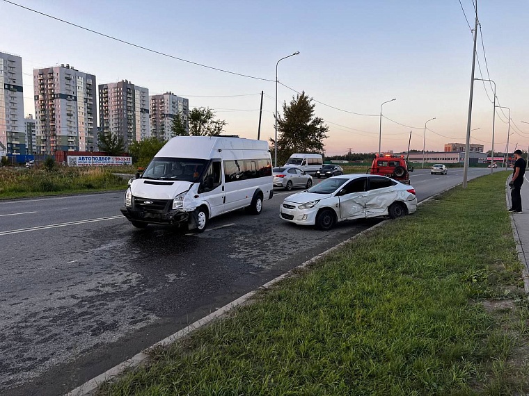 В Тюмени столкнулись микроавтобус и легковушка, пострадали десять человек
