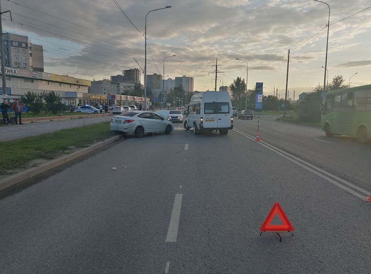 В Тюмени столкнулись микроавтобус и легковушка, пострадали десять человек