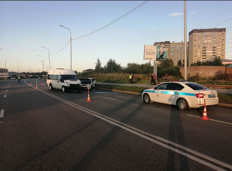 В Тюмени столкнулись микроавтобус и легковушка, пострадали десять человек