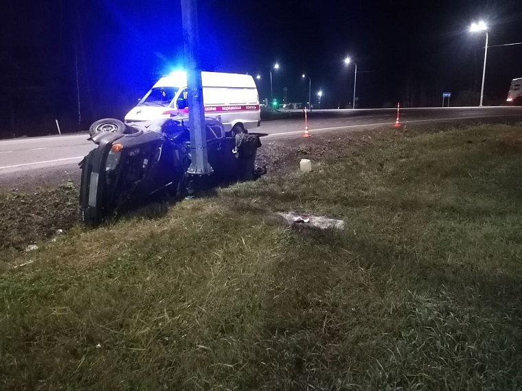 20-летний бесправник на трассе Тюмень - Омск опрокинул авто в кювет