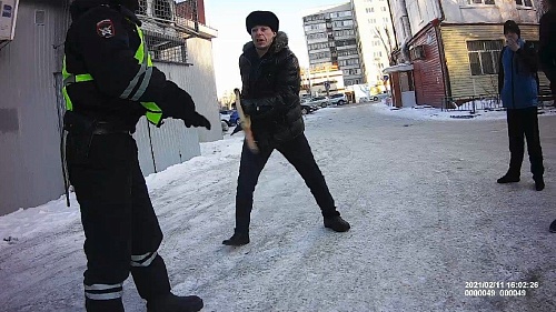 Неадекватные водитель и пассажир набросились на инспекторов ДПС в Тюмени