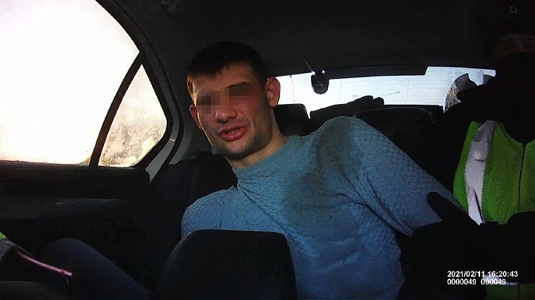 Неадекватные водитель и пассажир набросились на инспекторов ДПС в Тюмени