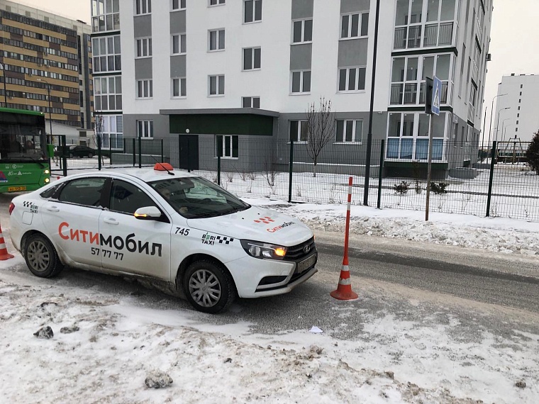 Таксист сбил маму с ребенком на пешеходном переходе в Тюмени