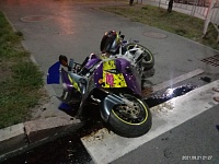 На перекрестке Гольцова - Сперанского мотоциклист с пассажиром врезались в Citroen
