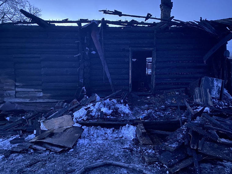 В Тобольском районе на пожаре погибли женщина с ребенком