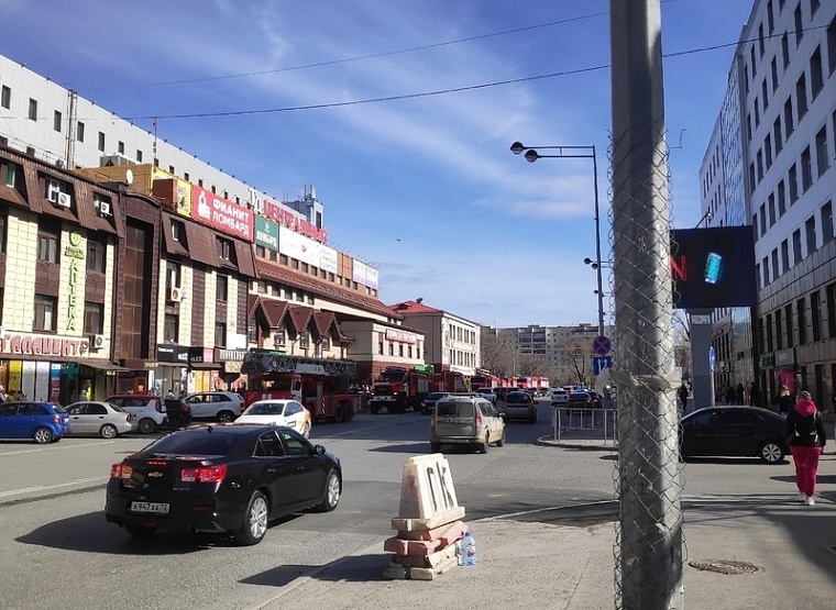 К вещевому рынку "Центральный" в Тюмени съехались 10 пожарных машин