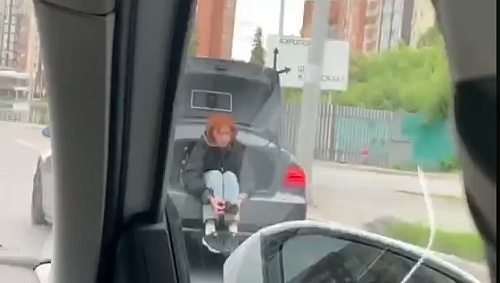 В Тюмени водитель вез пассажирку в багажнике