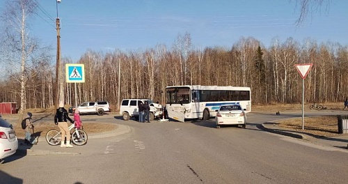 В ДТП с рейсовым автобусом в Тобольское пострадали трое человек