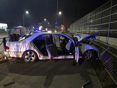 Пьяный водитель "Мерседеса" въехал в ограждение на Дамбовской