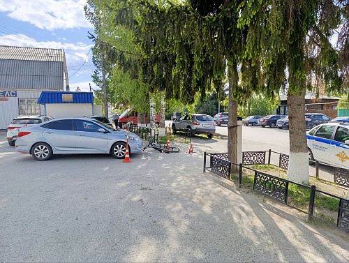 В Ялуторовске видеокамеры зафиксировали ДТП со школьницей на велосипеде и иномаркой