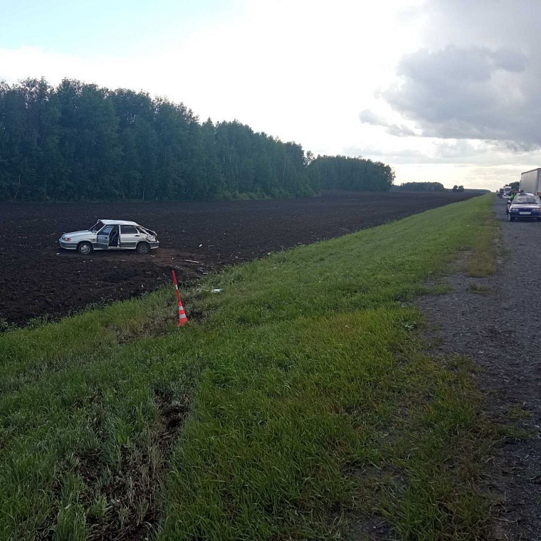 Двойной обгон на тюменской трассе закончился гибелью водителя легкового автомобиля