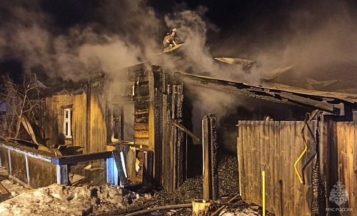 В Тюмени случайный прохожий спас спящего хозяина горящего дома