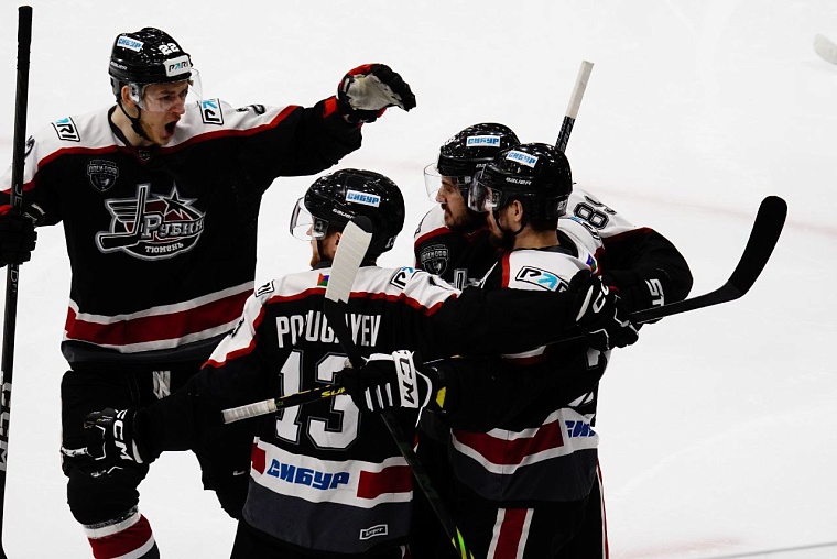 В полуфинале плей-офф тюменский "Рубин" разгромил "Сокол" со счетом 8:0