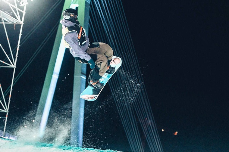 На фестивале «Битва на Туре» выступил спортсмен на сноуборде с портретами Владимира Путина