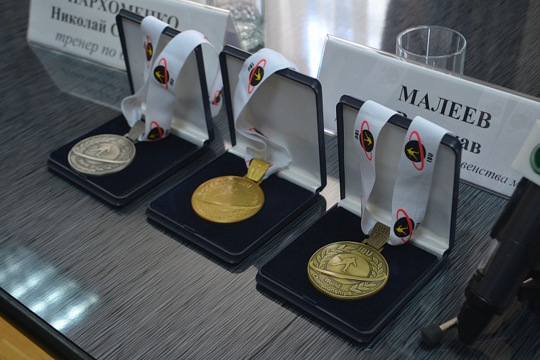 Юниорскому чемпиону мира по биатлону не хватало тюменского тренера на трибуне