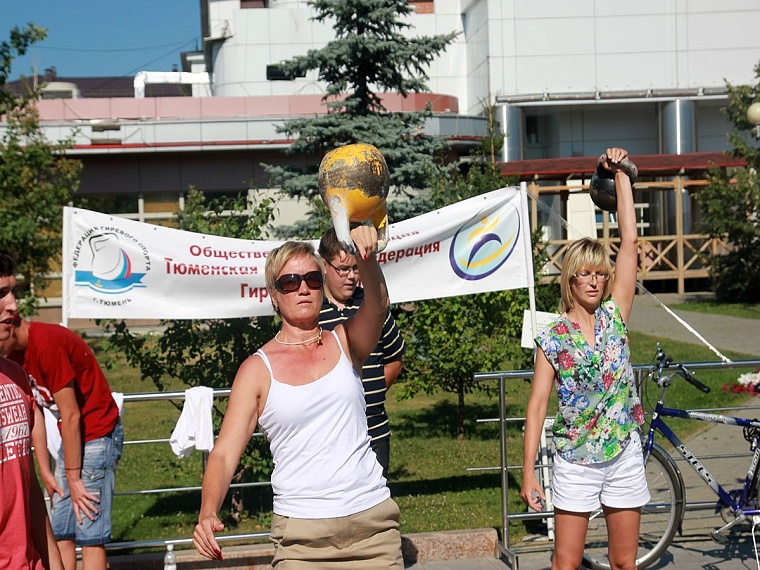 Горожане отметили День физкультурника с гирями