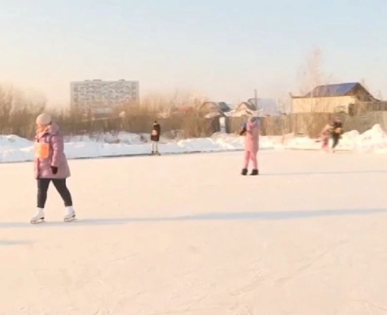 В районе Матмас на месте парковки оборудуют бесплатную круглосуточную ледовую площадку