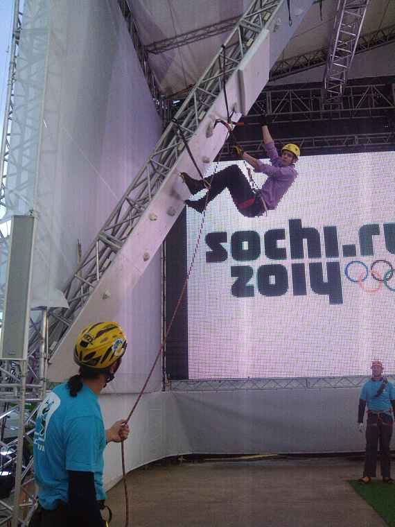 Тюменцы в Сочи учили Светлану Журову ледолазанию