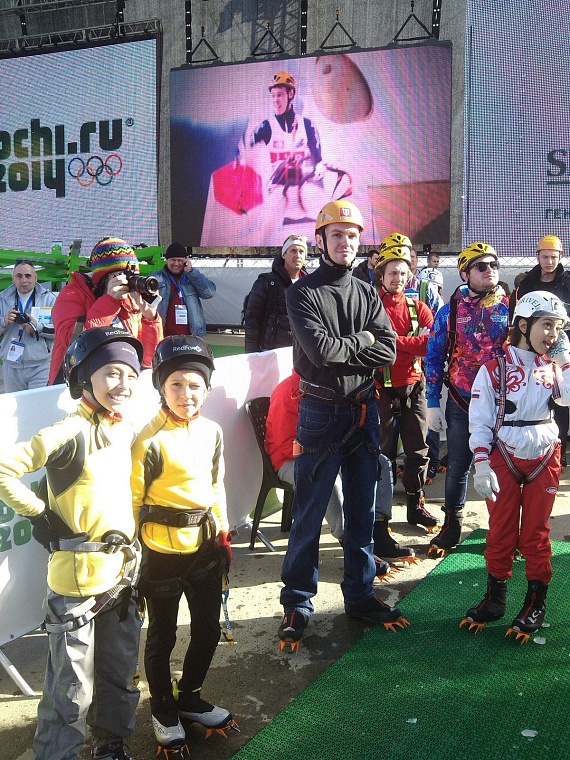 Тюменцы в Сочи учили Светлану Журову ледолазанию