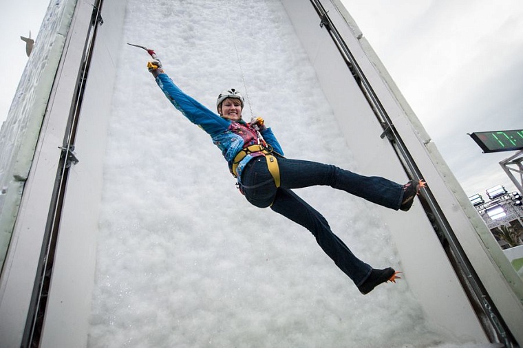 Тюменцы в Сочи учили Светлану Журову ледолазанию