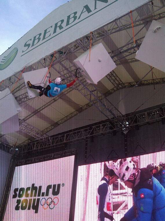 Тюменцы в Сочи учили Светлану Журову ледолазанию