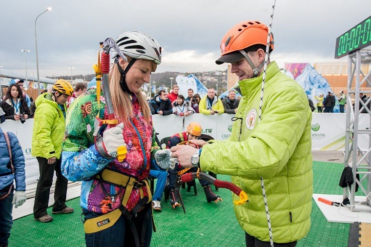 Тюменцы в Сочи учили Светлану Журову ледолазанию