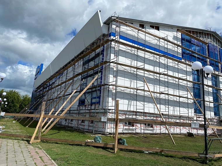 В Ишиме у бассейна меняют фасад после трагедии в «Зимней вишне»