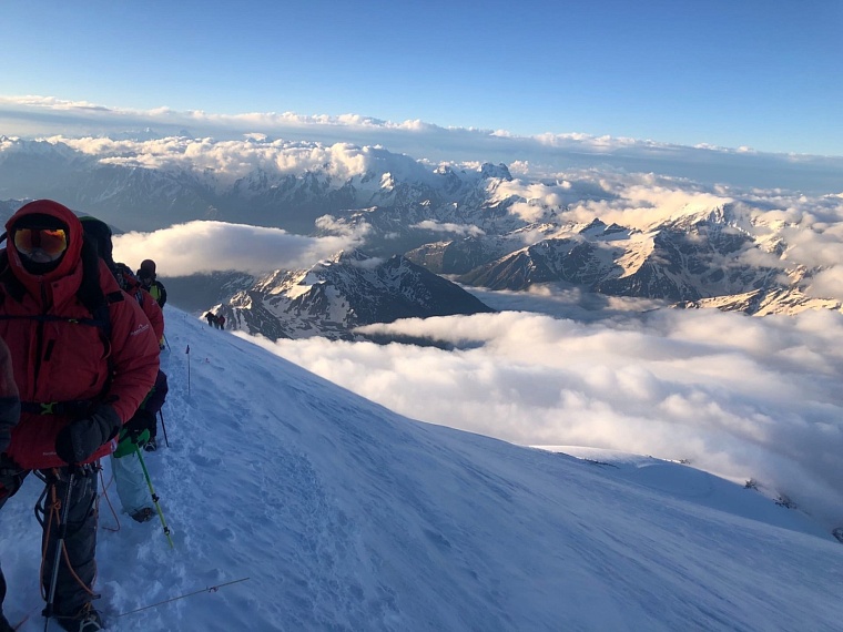 Тюменцы покорили Эльбрус в честь 100-летия пионерии