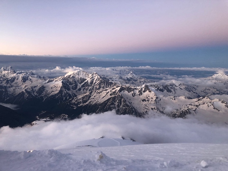 Тюменцы покорили Эльбрус в честь 100-летия пионерии