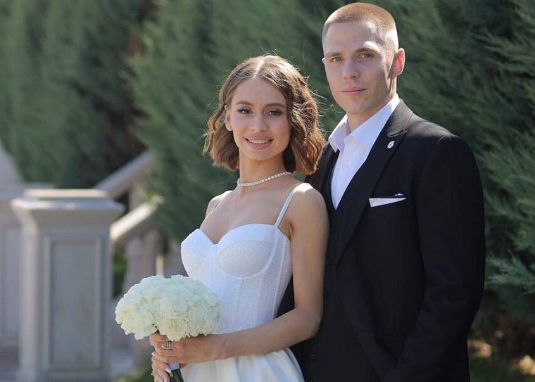 «Мой первый критик»: женился игрок МФК «Тюмень» Максим Емельянов