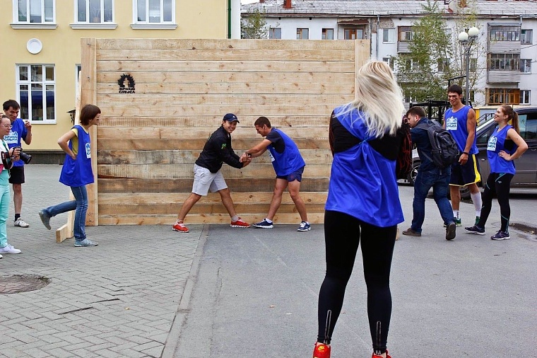 Стальные тюменцы устроили флешмоб с препятствиями