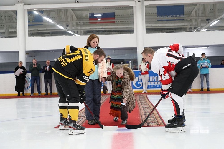 Чемпионат ООО «Газпром добыча Уренгой» по хоккею с шайбой открыл благотворительный матч