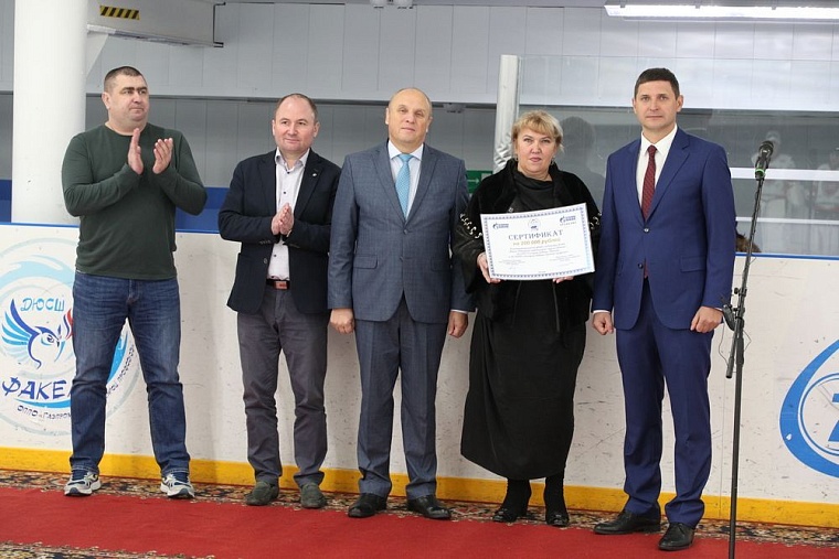 Чемпионат ООО «Газпром добыча Уренгой» по хоккею с шайбой открыл благотворительный матч