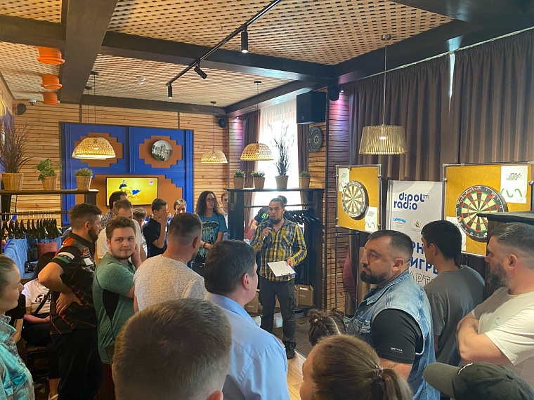 Слушатель радиостанции Dipol FM стал победителем турнира «Dipol Дартс»