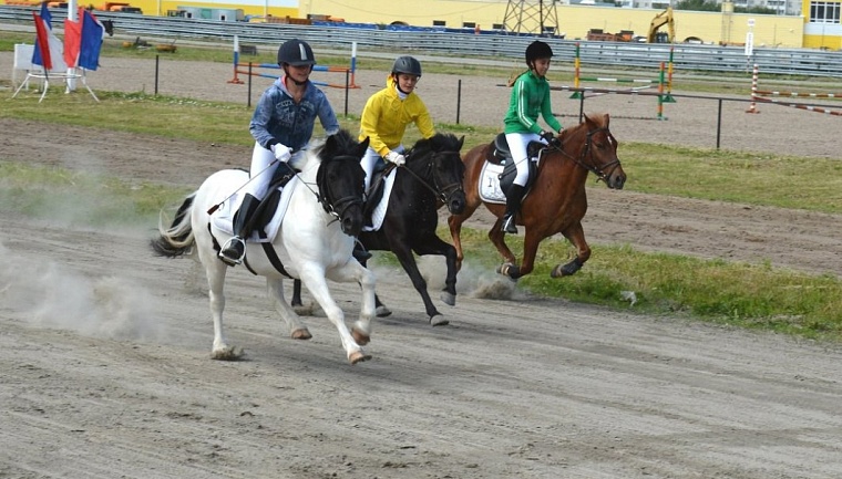 На тюменском ипподроме дети на пони продемонстрируют мастерство выездки