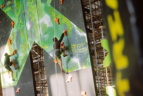 У моста Влюбленных установят 12-метровый скалодром, трамплин и привезут 350-килограммовое коромысло