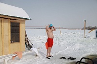 Исполнительный директор IBU Мартин Кюхенмайстер проплыл в тюменской ледяной воде