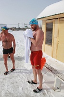 Исполнительный директор IBU Мартин Кюхенмайстер проплыл в тюменской ледяной воде
