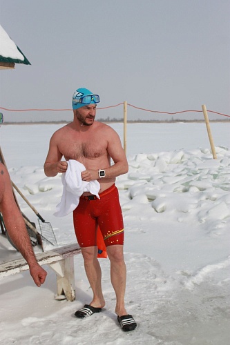 Исполнительный директор IBU Мартин Кюхенмайстер проплыл в тюменской ледяной воде