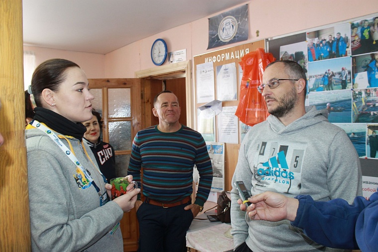 Исполнительный директор IBU Мартин Кюхенмайстер проплыл в тюменской ледяной воде