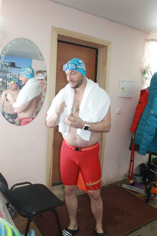 Исполнительный директор IBU Мартин Кюхенмайстер проплыл в тюменской ледяной воде